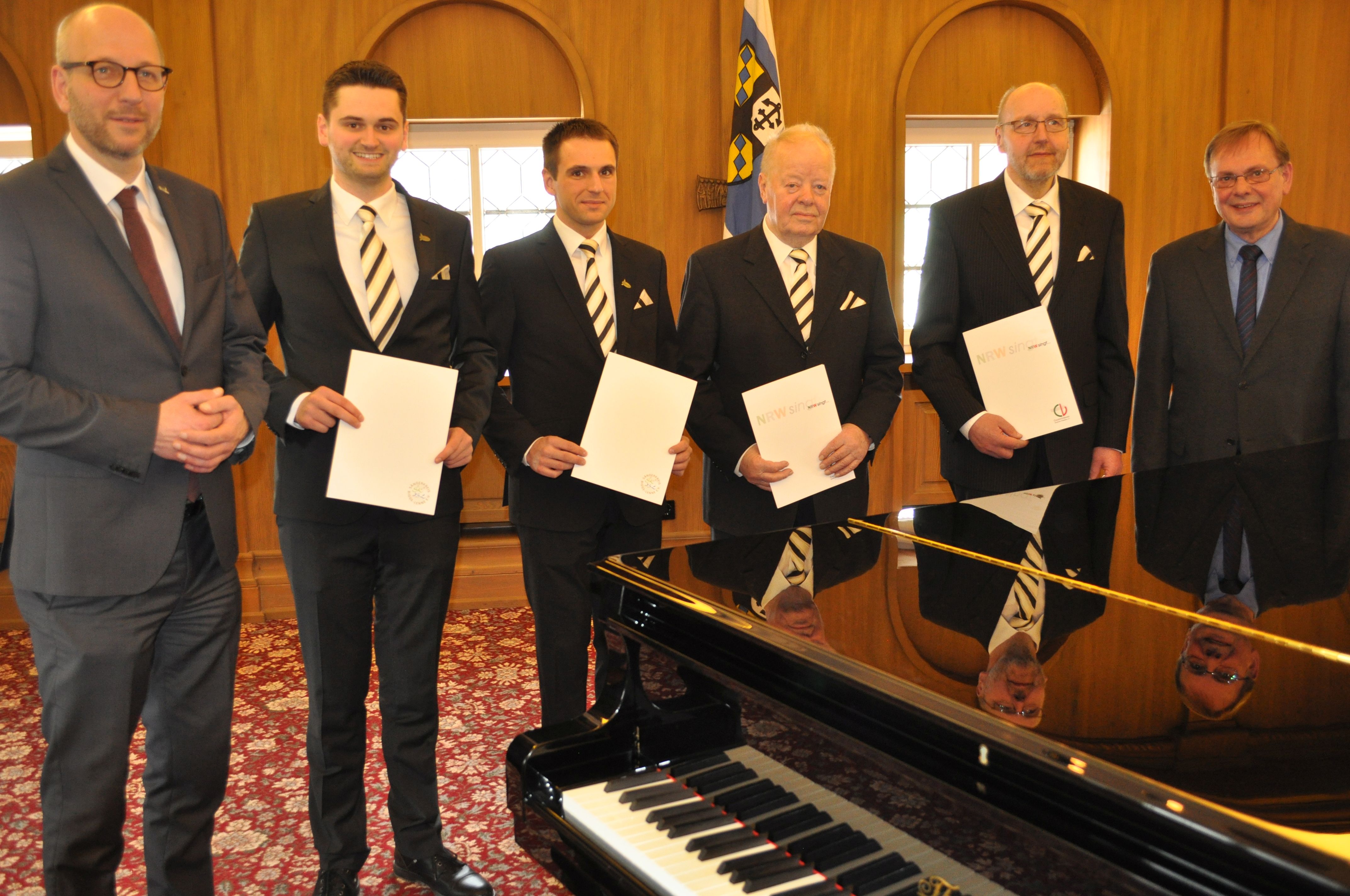 Unsere Sängerjubilare mit Bürgermeister Uli Berghof  und dem stellvertretenden Vorsitzenden des Sängerkreises Bigge-Lenne, Ludwig Bentz.