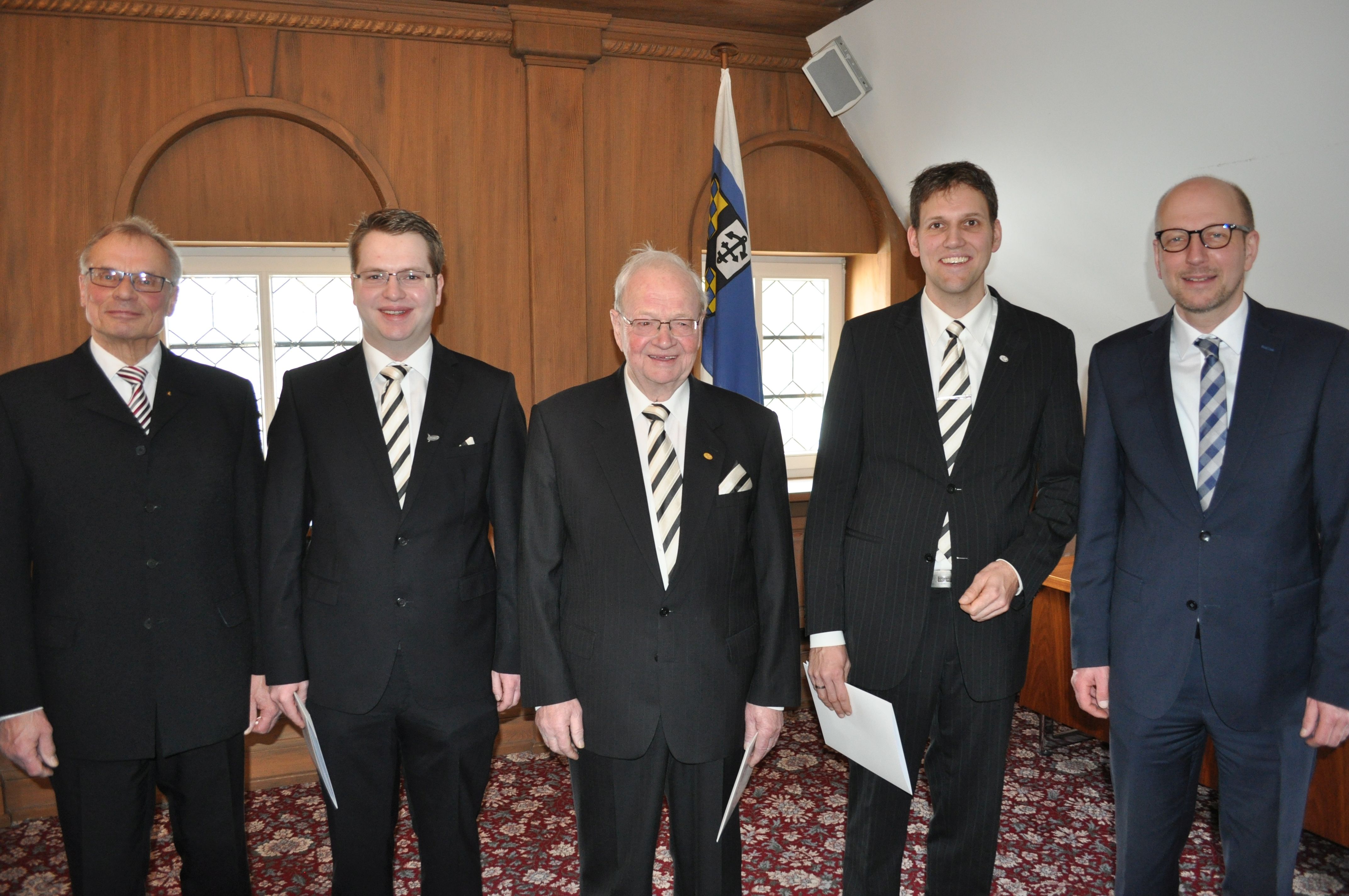 Auf dem Foto unser Bürgermeister Uli Berghof (rechts) und der Sängerkreis-Vorsitzende Steffen Keller (links)