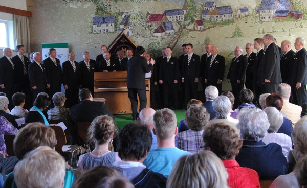 Unser Chor beim Auftritt  Foto: Karin Stahl