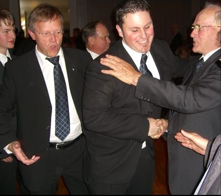 Riesige Freude bei Chorleiter André Stock (mitte) und unserem Vereins-Chef Berthold Maiworm (links) nach der Ergebnisbekanntgabe in der Delbrücker Stadthalle. 