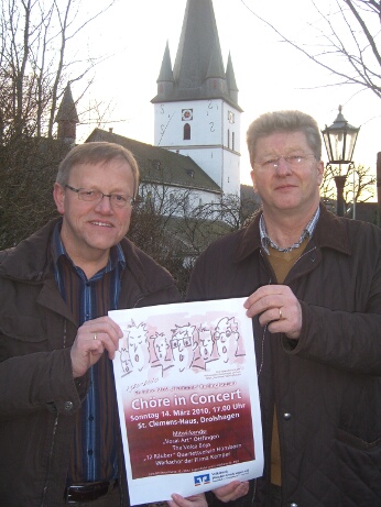 Berthold Maiworm, Vorsitzender des MGV „Harmonie“ Berlinghausen,  und Gerhard Rüsche, Vorsitzender des Kulturvereins Drolshagen,  freuen sich auf ein Konzert der Spitzenklasse.